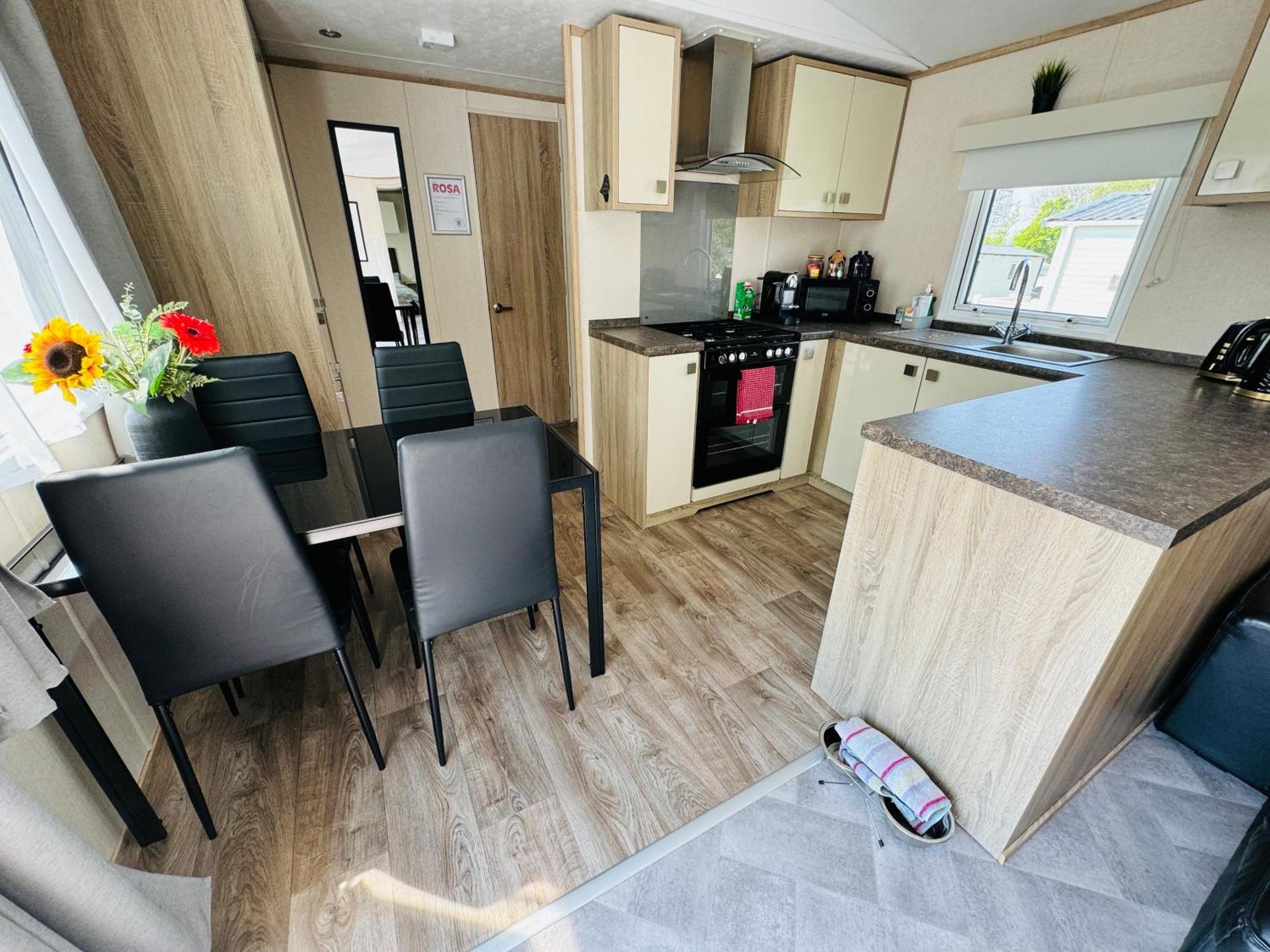 Rosa - Bournemouth Holiday Home Уимборн-Минстер Экстерьер фото
