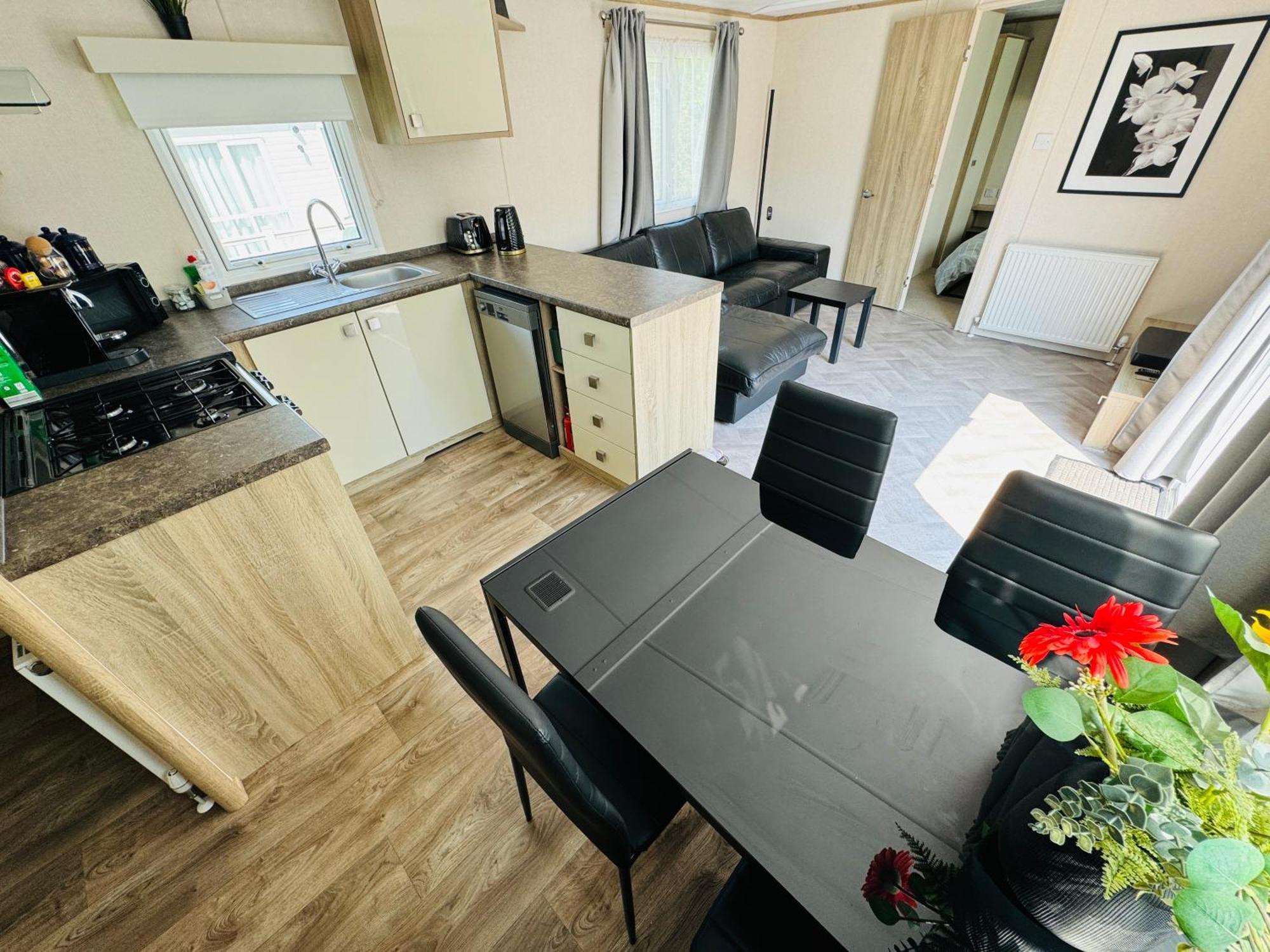 Rosa - Bournemouth Holiday Home Уимборн-Минстер Экстерьер фото