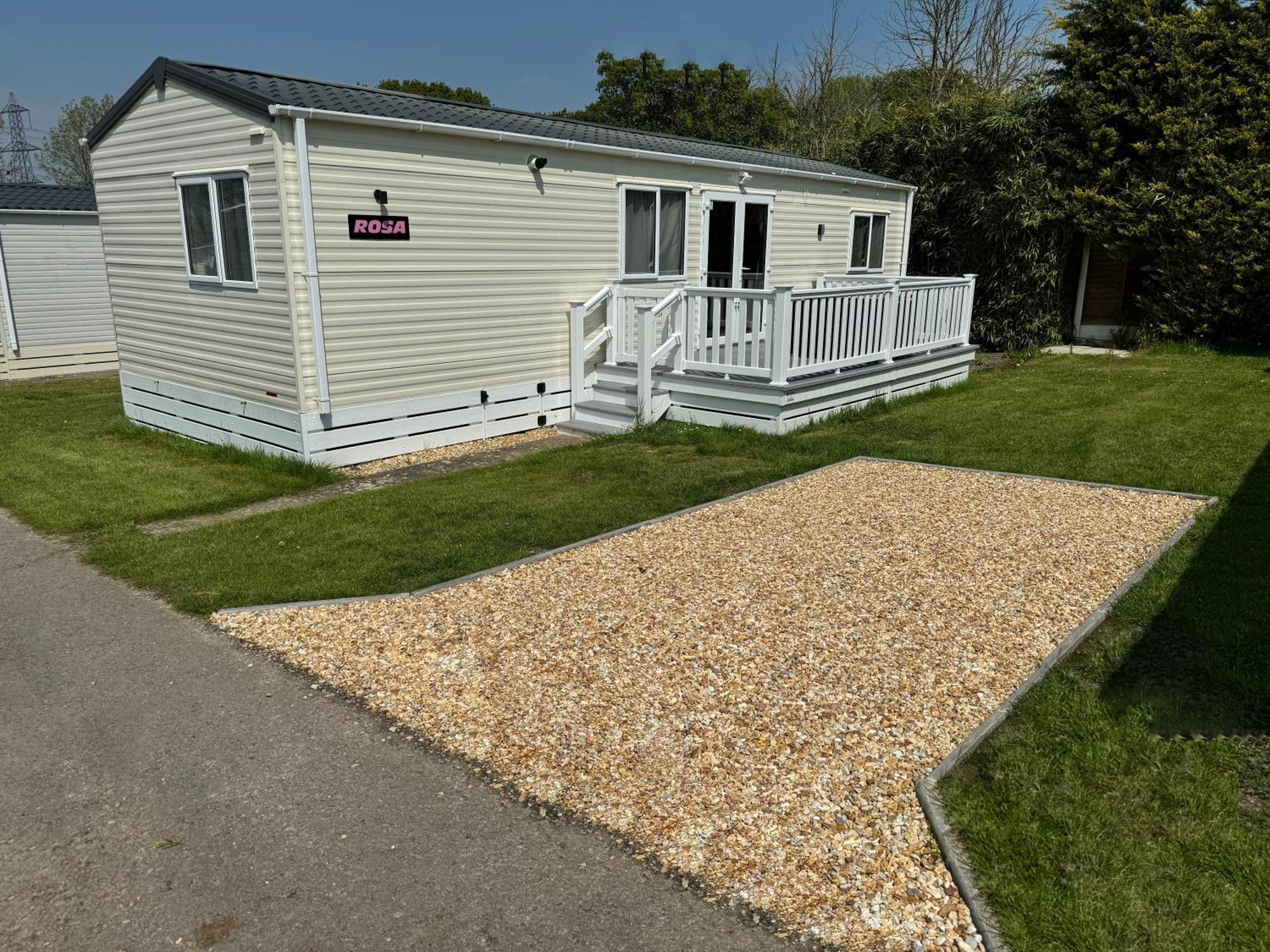 Rosa - Bournemouth Holiday Home Уимборн-Минстер Экстерьер фото